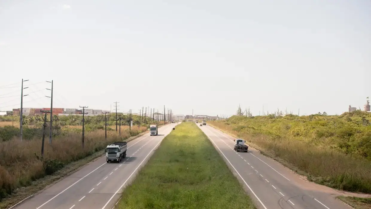 Imagem da notícia Autoestrada de R$ 1,5 bi juntará trem e caminhão no Ceará 