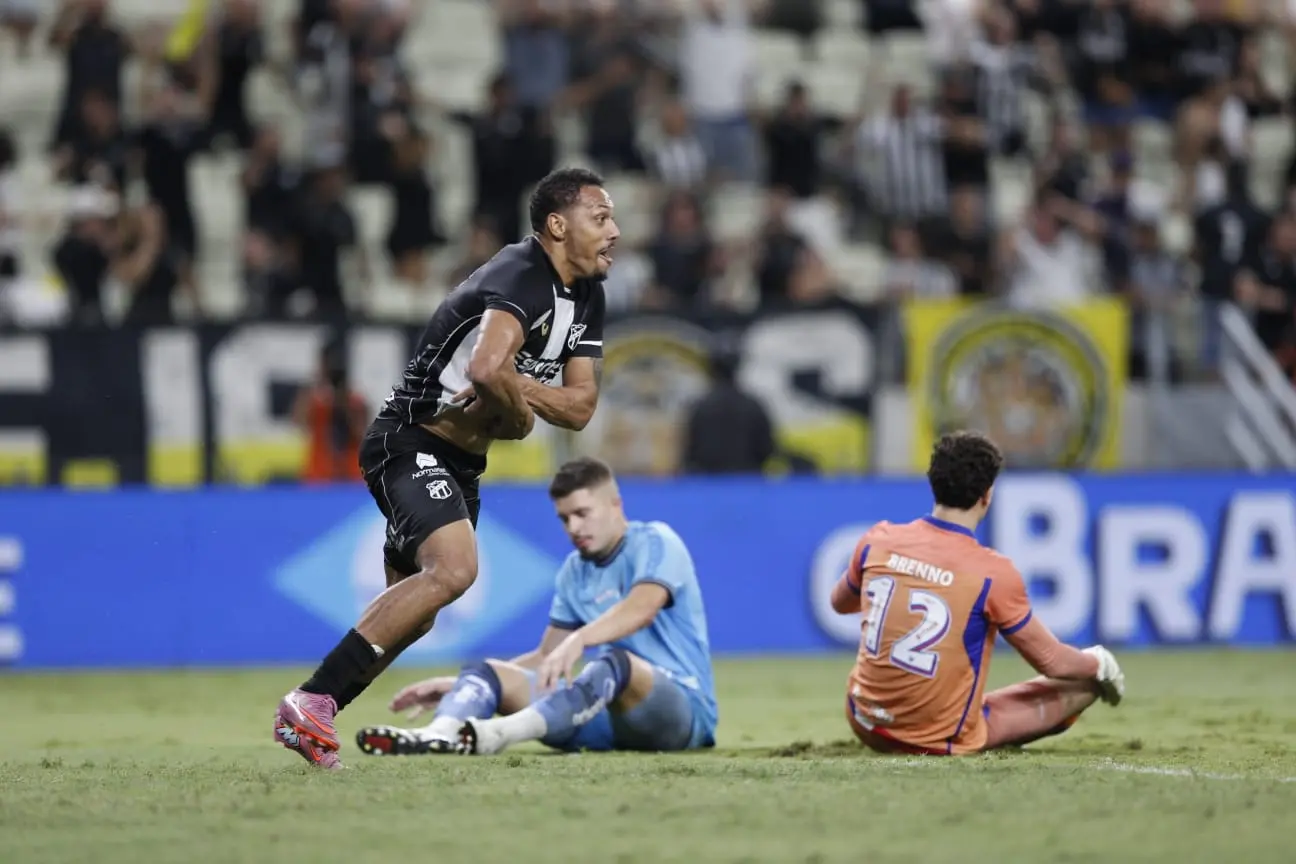 Alex Silva comemora gol pelo Clássico-Rei