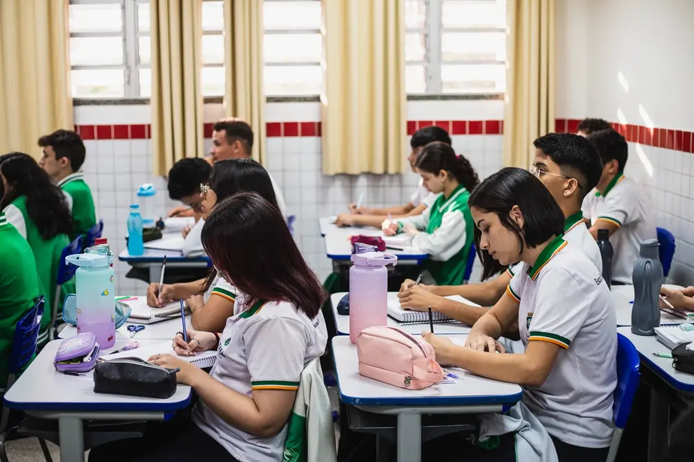 Alunos da rede pública dentro de uma sala de aula