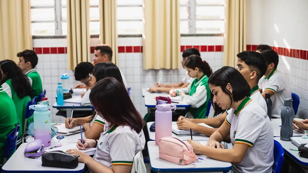 Alunos da rede pública dentro de uma sala de aula