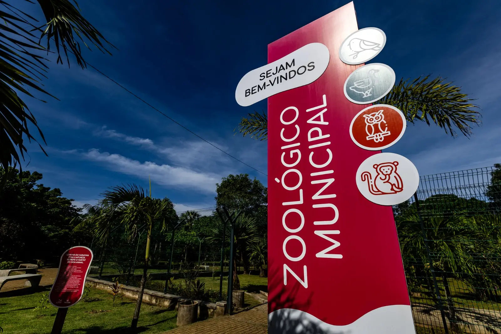 Imagem mostra placa de bem-vindos do Zoológico Municipal Sargento Prata, em Fortaleza.
