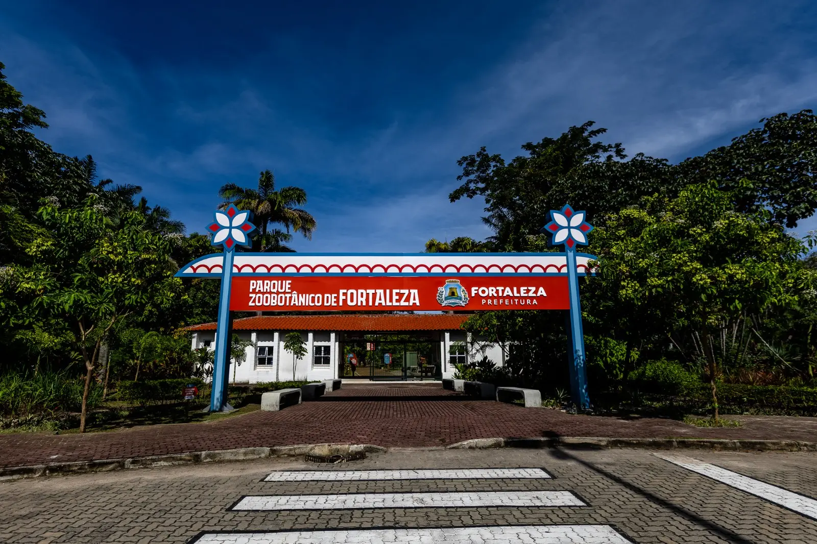 Imagem mostra entrada do Parque Zoobotânico de Fortaleza, que reúne o Zoológico Municipal Sargento Prata e Horto Falconete Fialho.