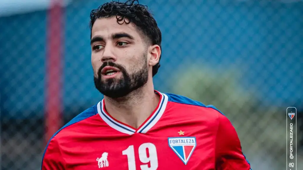 Brítez em ação pelo Fortaleza