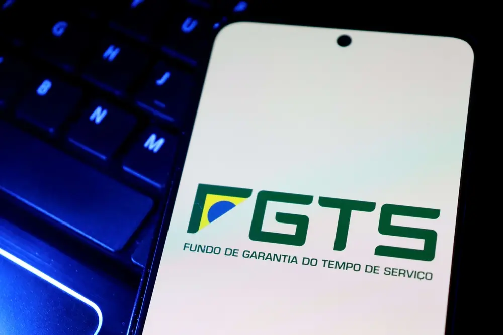 Celular aberto no aplicativo do FGTS.