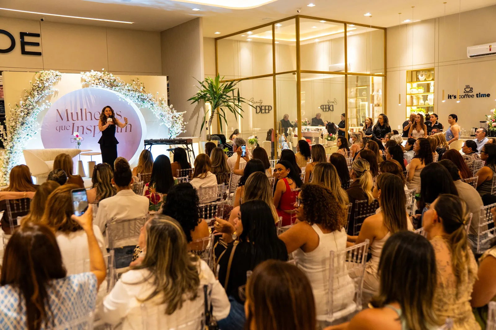 O novo showroom é amplo e marca um momento de transição da empresa