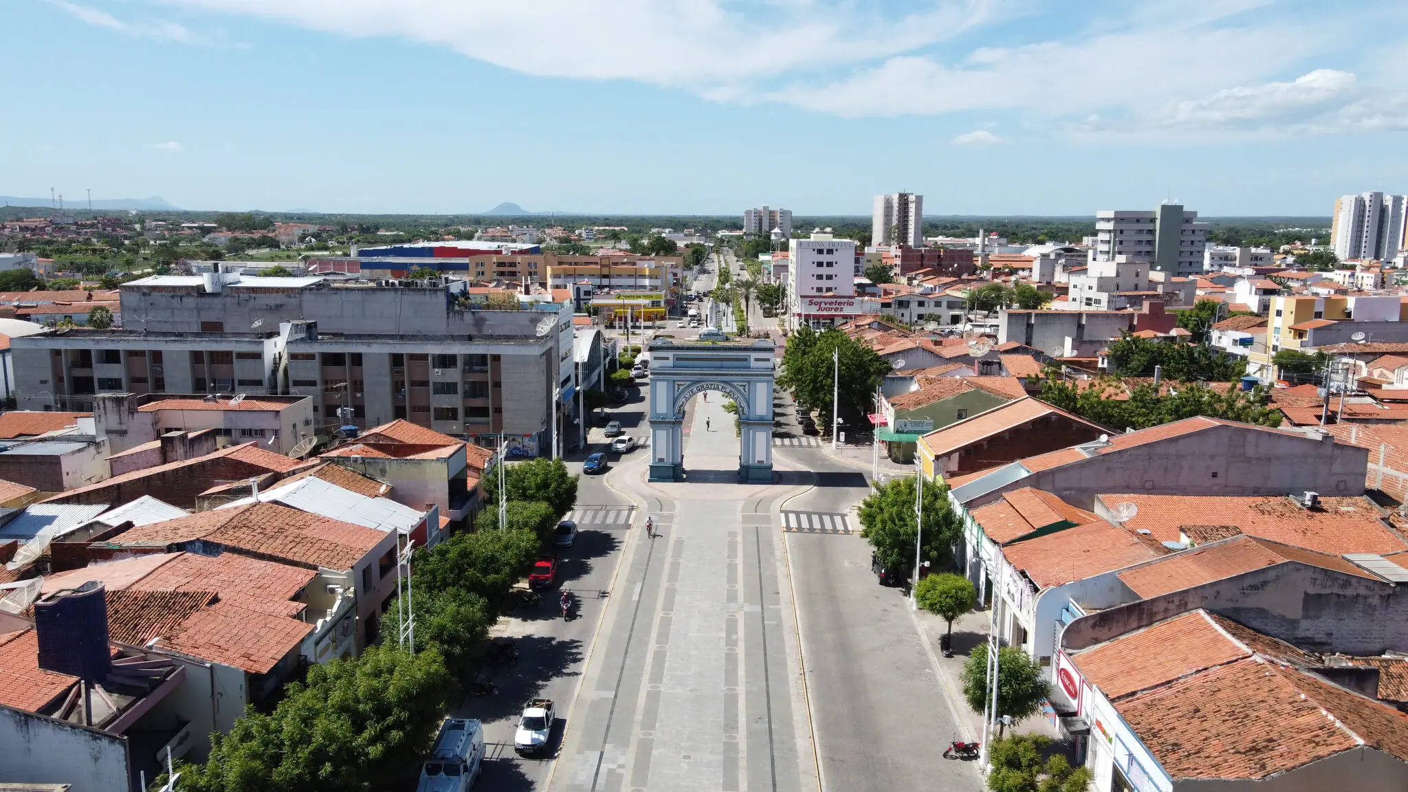 Vista aérea da cidade de Sobral, no interior do Ceará, Brasil, com o Arco de Nossa Senhora de Fátima.