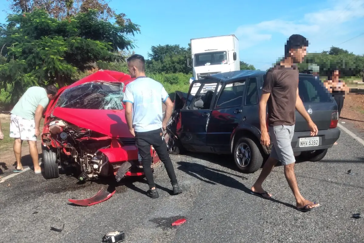 Acidente entre dois veículos.