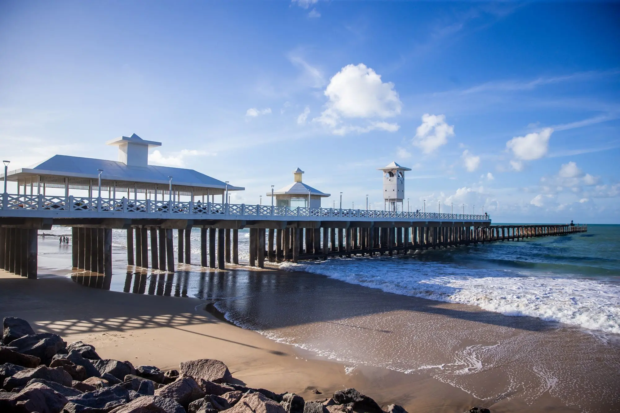 imagem da ponte dos ingleses, ponto turístico de fortaleza, na praia de iracema.