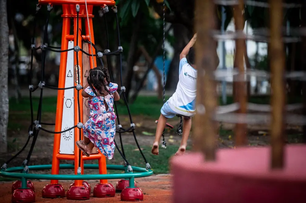 Cidade ganhou novos espaços, mas pracinhas seguem como ponto de encontro importante.