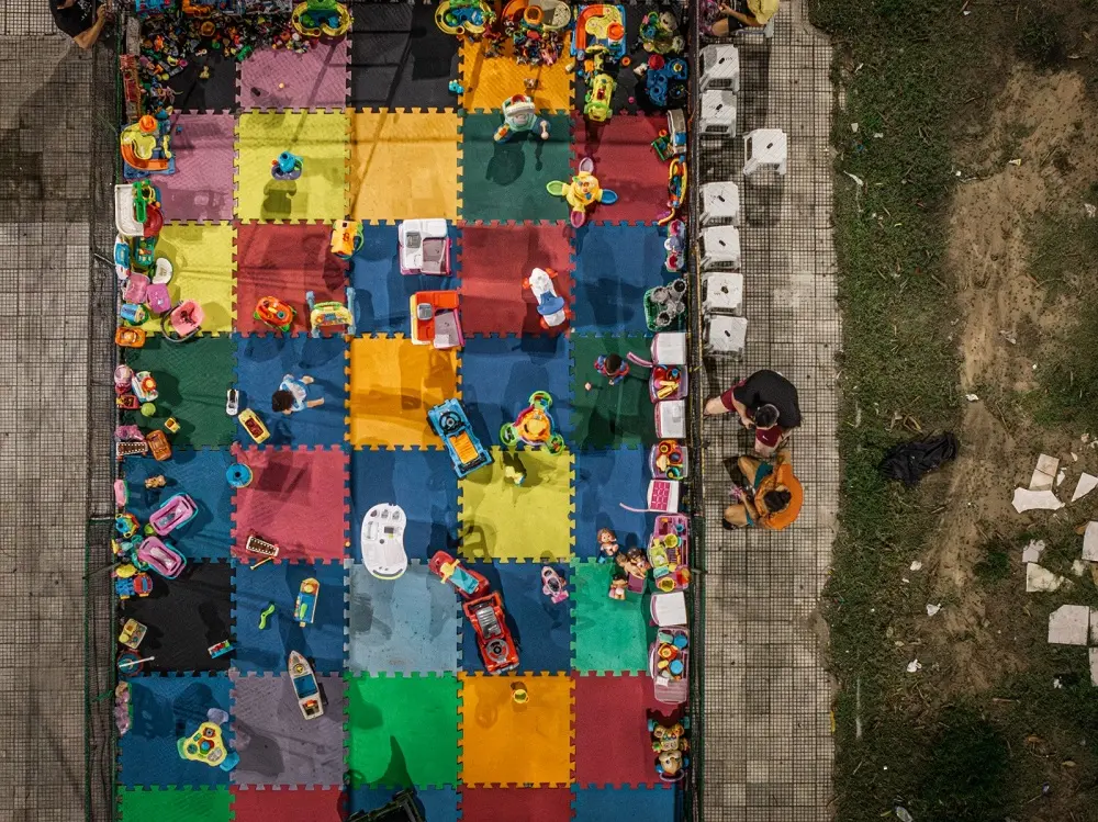 Vista aérea de espaço de brincadeiras na Praça do Polar, na Barra do Ceará.