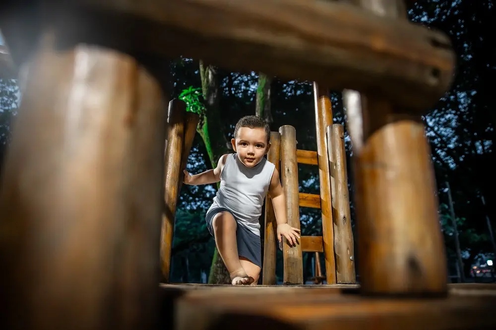 Saulo brinca no playground do Polo de Lazer.