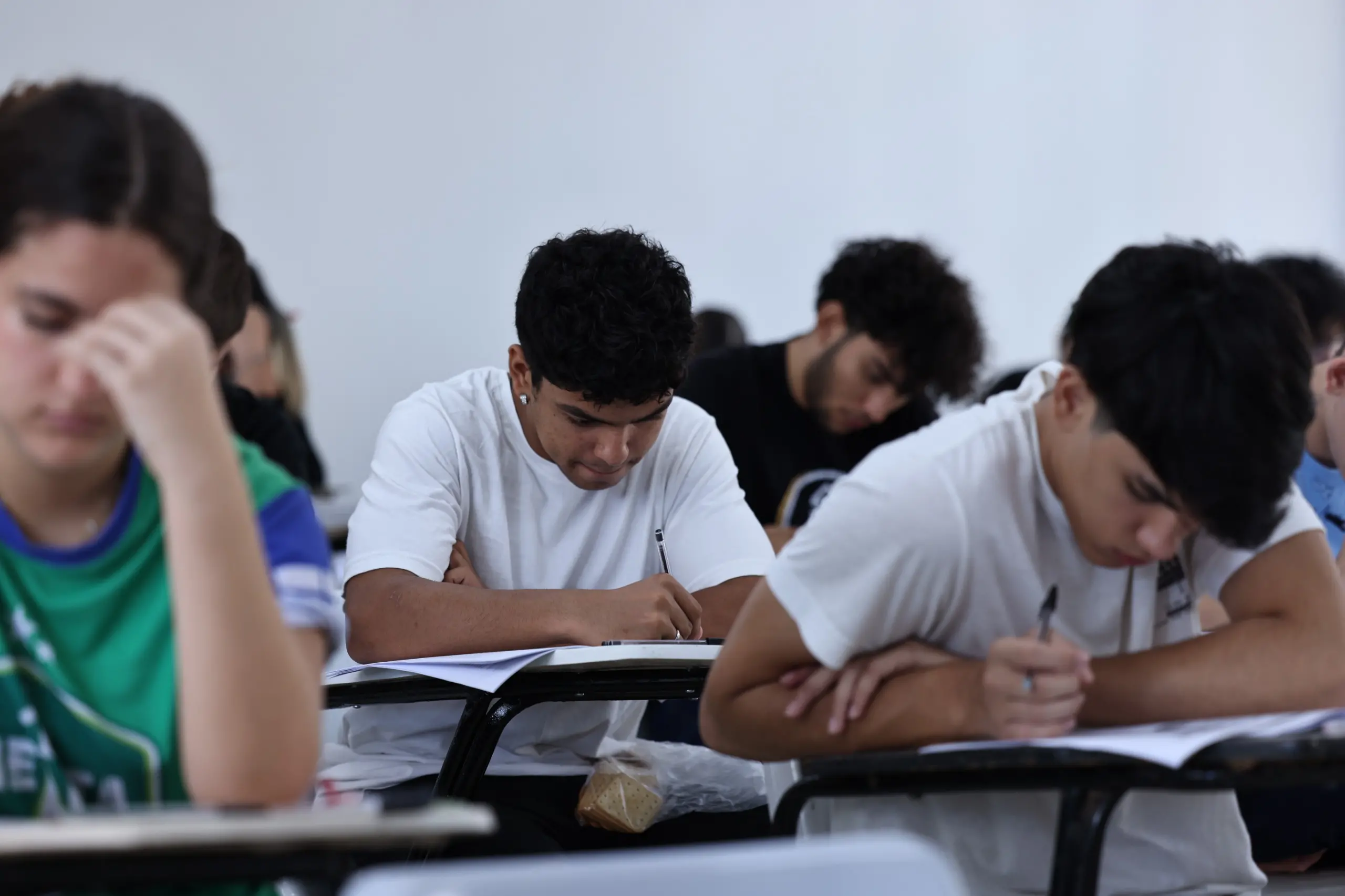 Jovens em sala de aula, fazendo vestibular Unifor