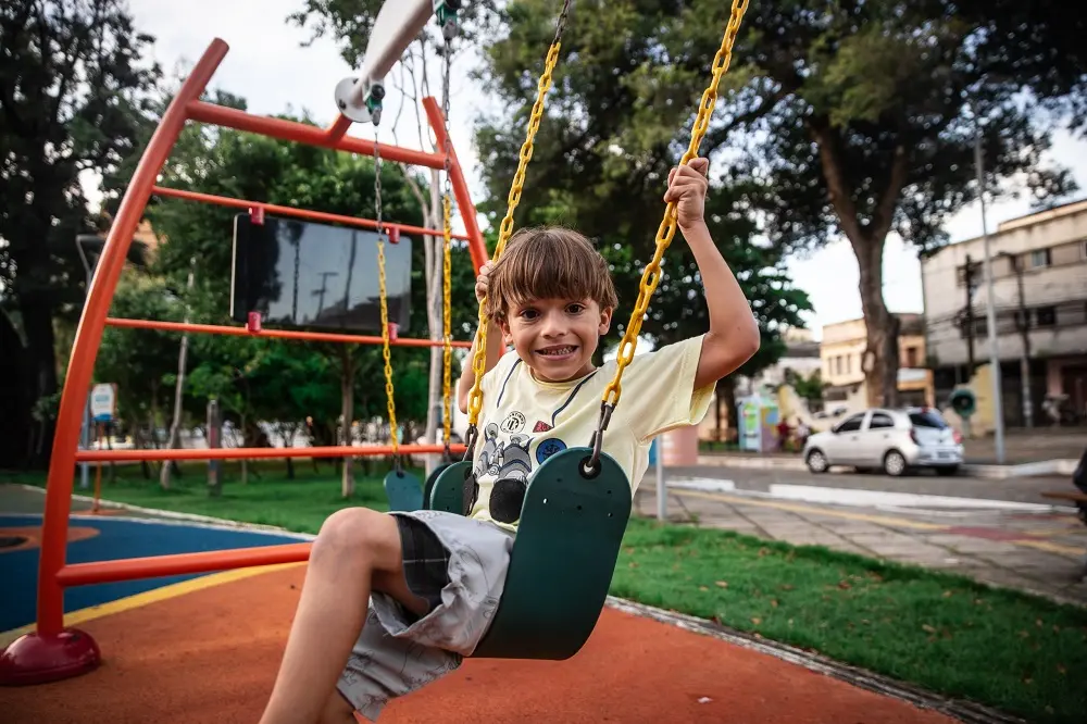 Balanço é um dos brinquedos favoritos de Luís Otávio, 6.