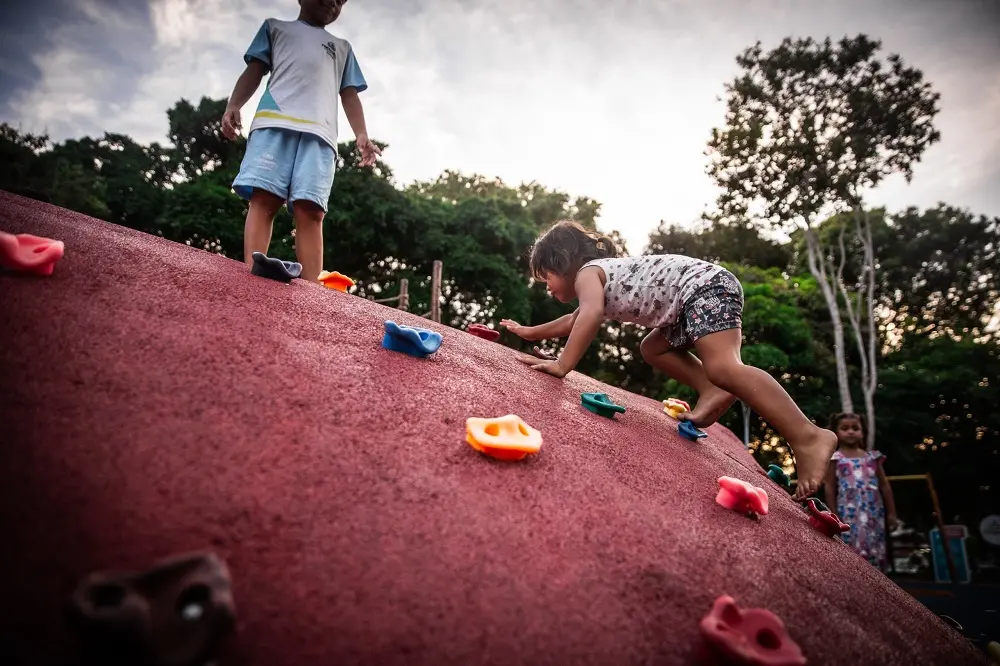 Brincadeiras ensinam valores fundamentais às crianças.