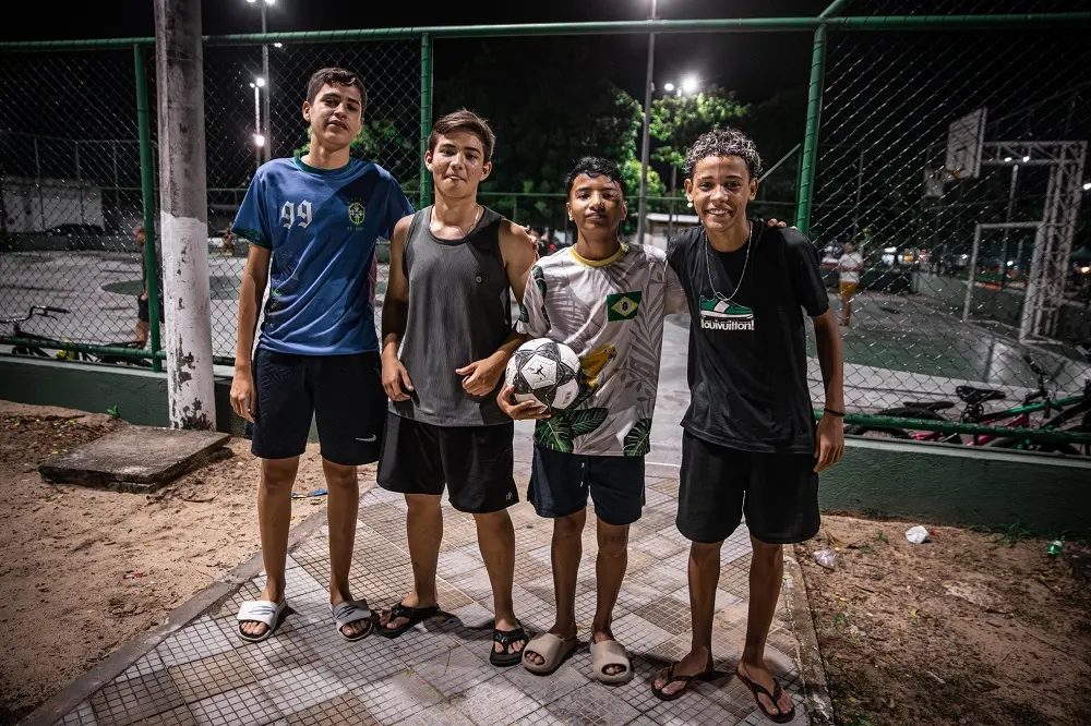 Italo, Ryan, Davi e Pedro Davi se reúnem na praça para jogar futebol.