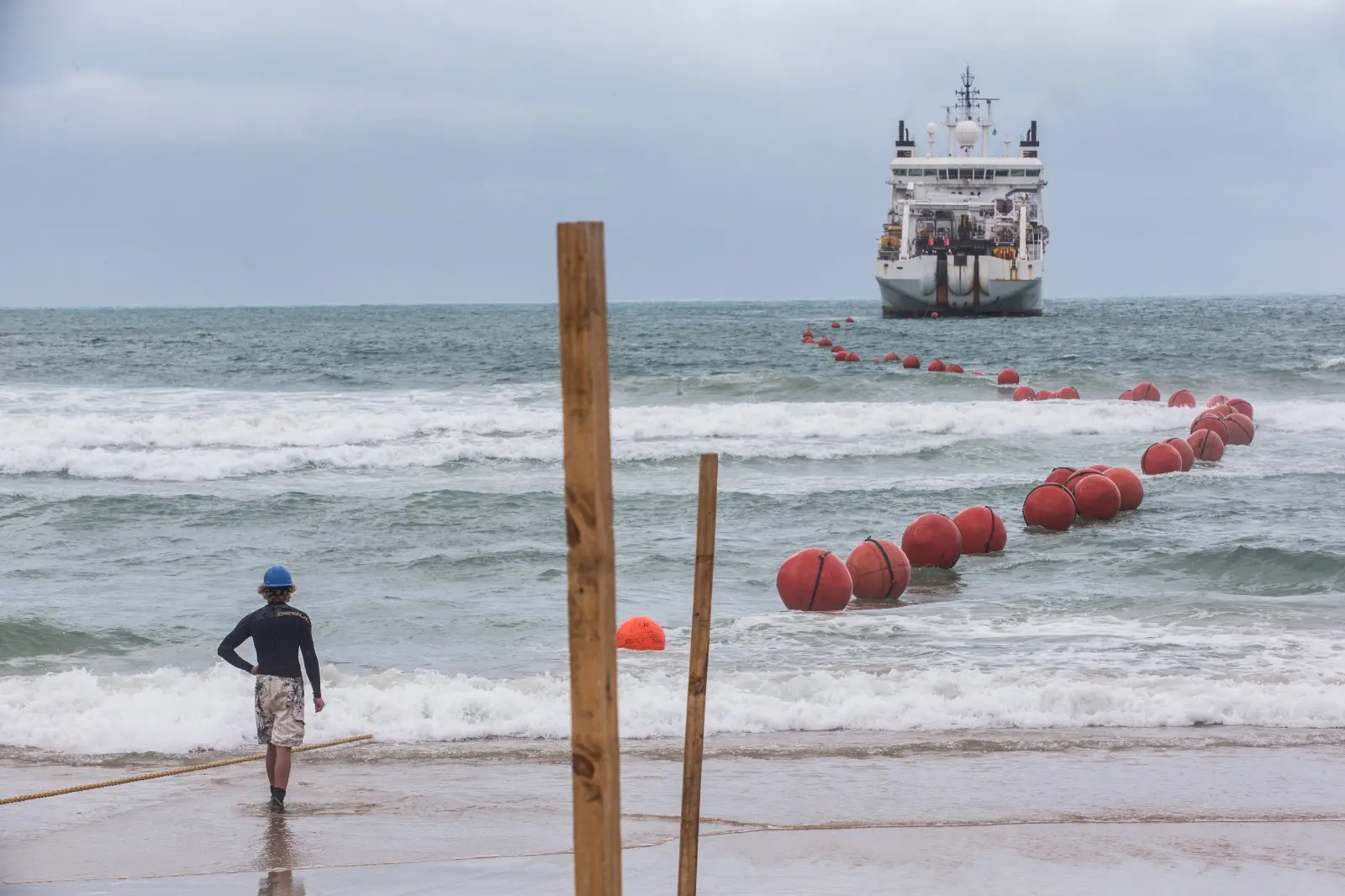 Imagem da chegada de um cabo de fibra ótica na Praia do Futuro.