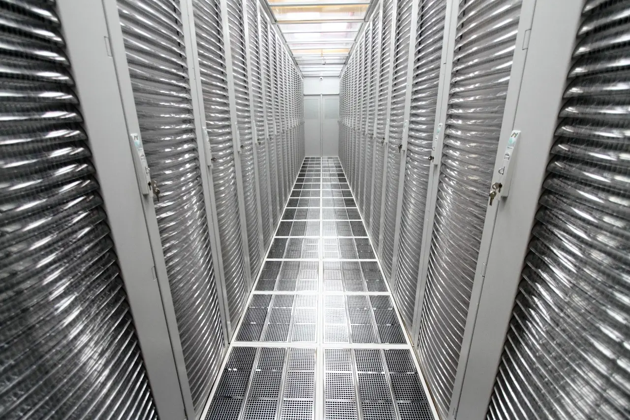 Vista parcial de uma sala operacional de um data center da Praia do Futuro.