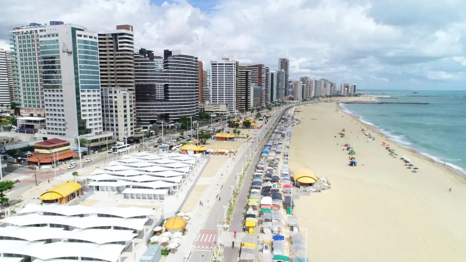 Vista aérea da Feirinha da Beira Mar, em Fortaleza, mostrando a estrutura antiga e a nova sendo finalizada.