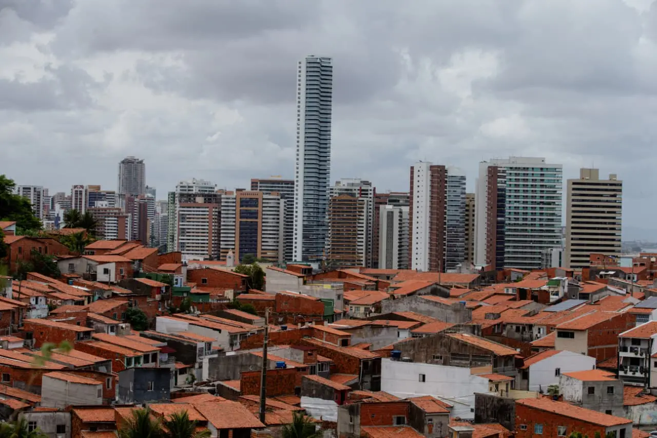 Vista aérea do bairro Mucuripe mostra constrate de moradias e economia.