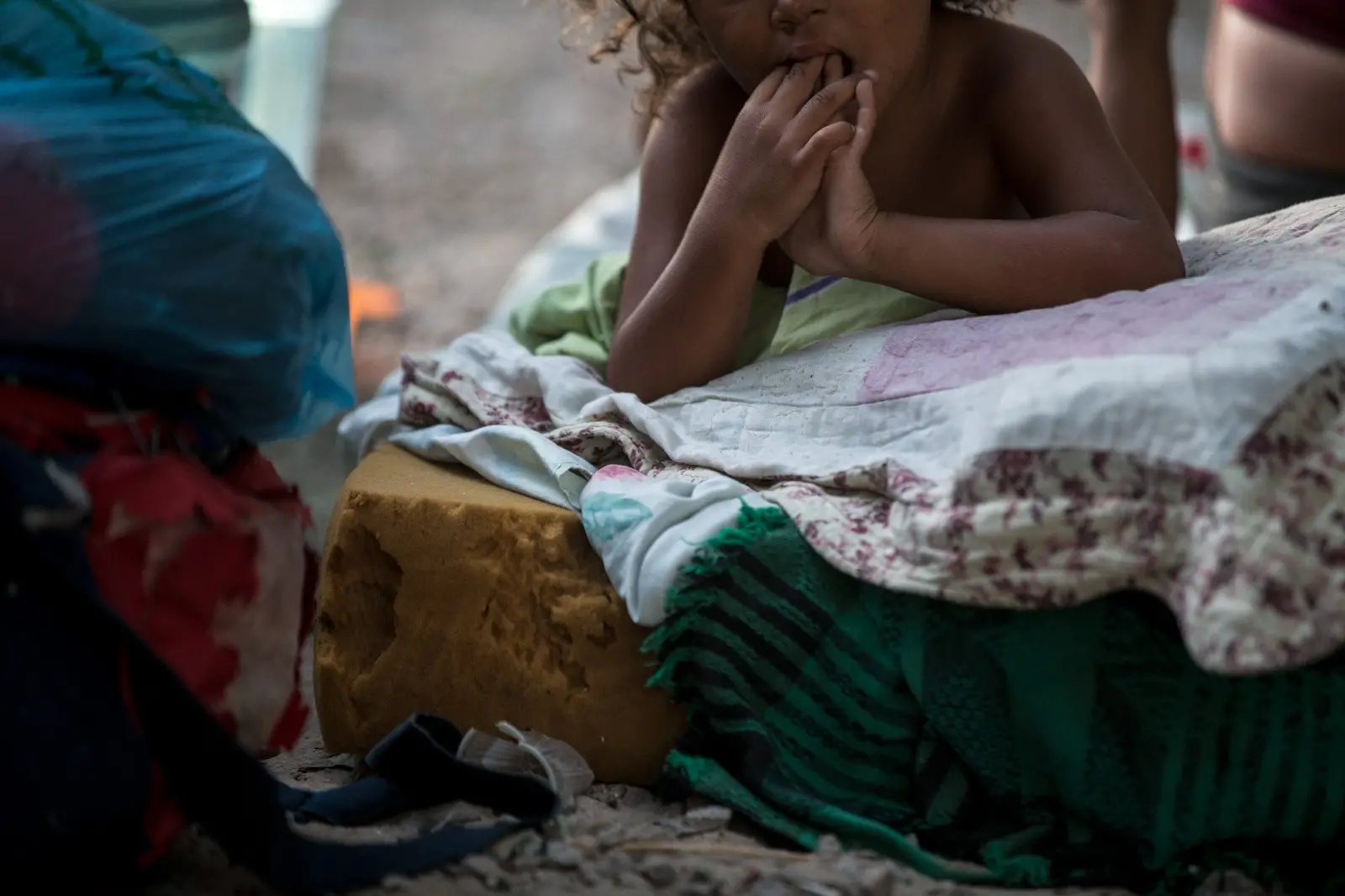 Imagem parcial de criança em situação de vulnerabilidade social.