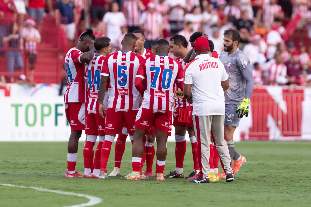 Elenco do Náutico reunido em campo