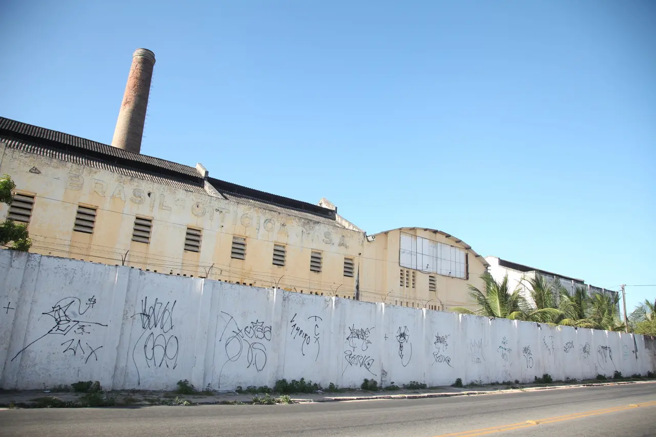 Vista parcial das ruínas da fábrica de óleo Brasil Oiticica.