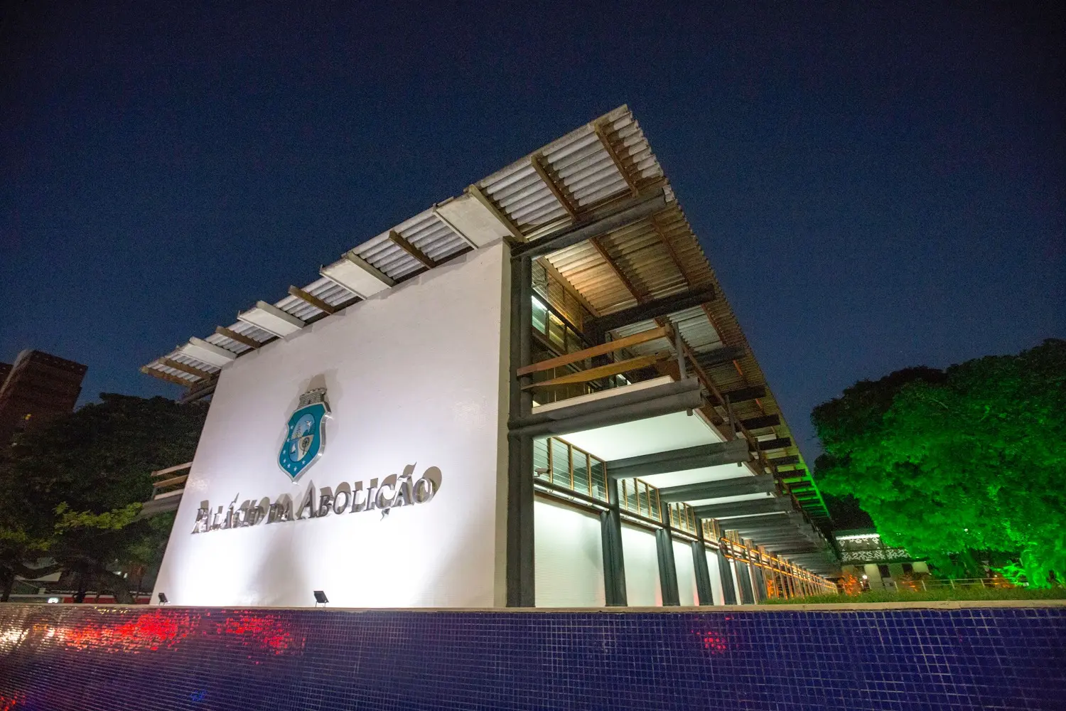 Sede do Governo do Ceará, o Palácio da Abolição, iluminado à noite.