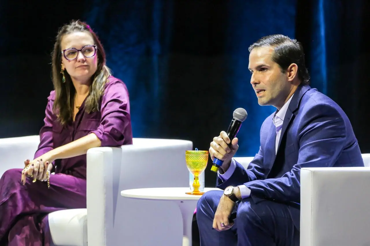 Felipe Queiroz Rocha, conselheiro do GEQ, e Priscila Kannenberg, líder do Grupo de NEXTGEN, no painel 