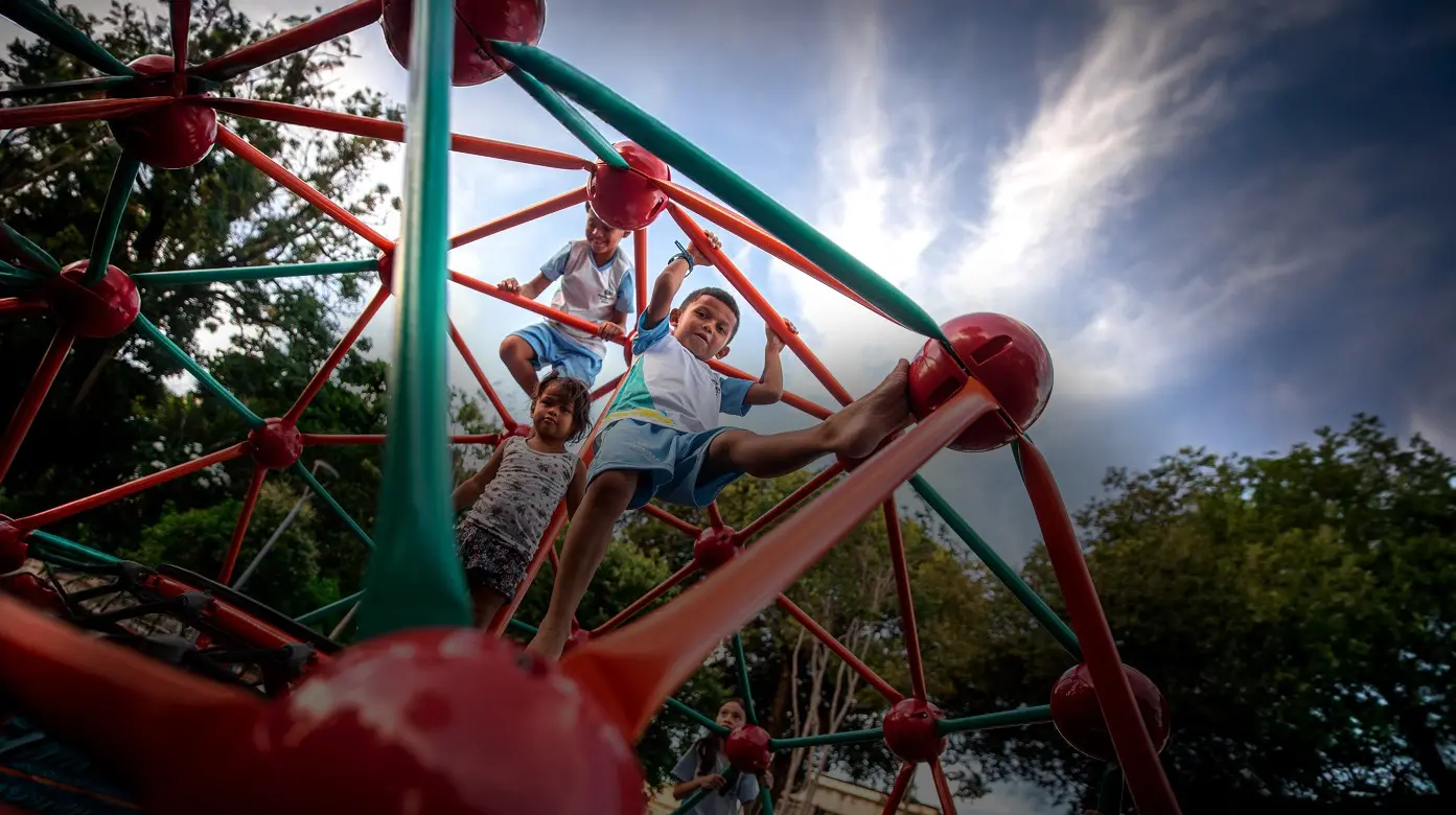 Crianças brincam em parque de Fortaleza.