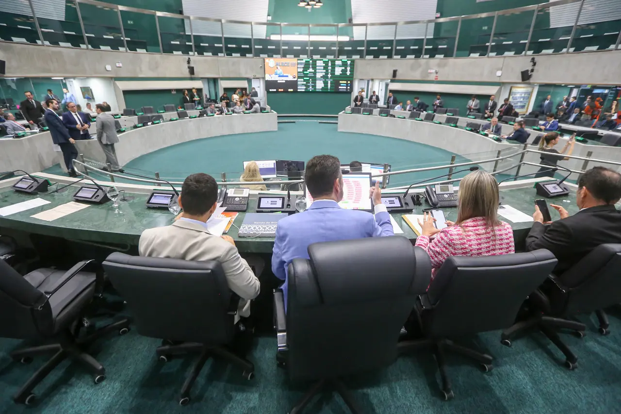 Deputados estaduais durante votação no Plenário 13 de Maio da Assembleia.