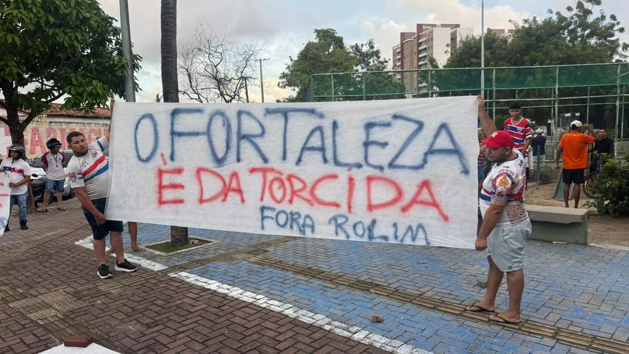 Torcida do Fortaleza protesta na sede do clube