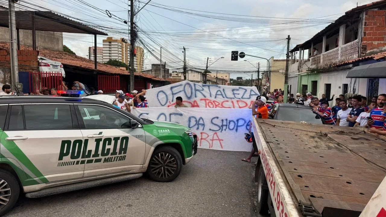 Torcida do Fortaleza exibe faixas contra a SAF e presidência do clube