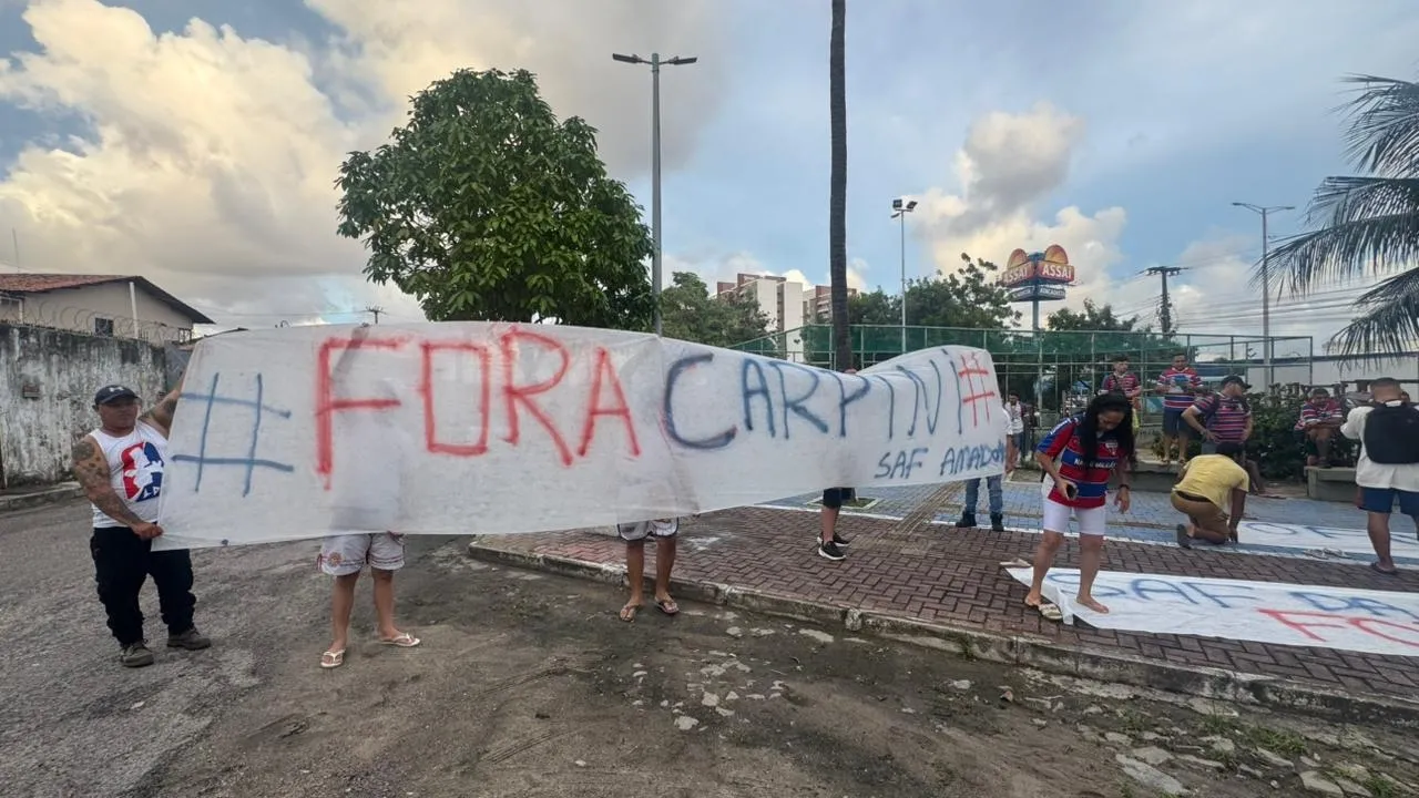 Torcida do Fortaleza exibe faixa pedindo a saída do técnico Thiago Carpini