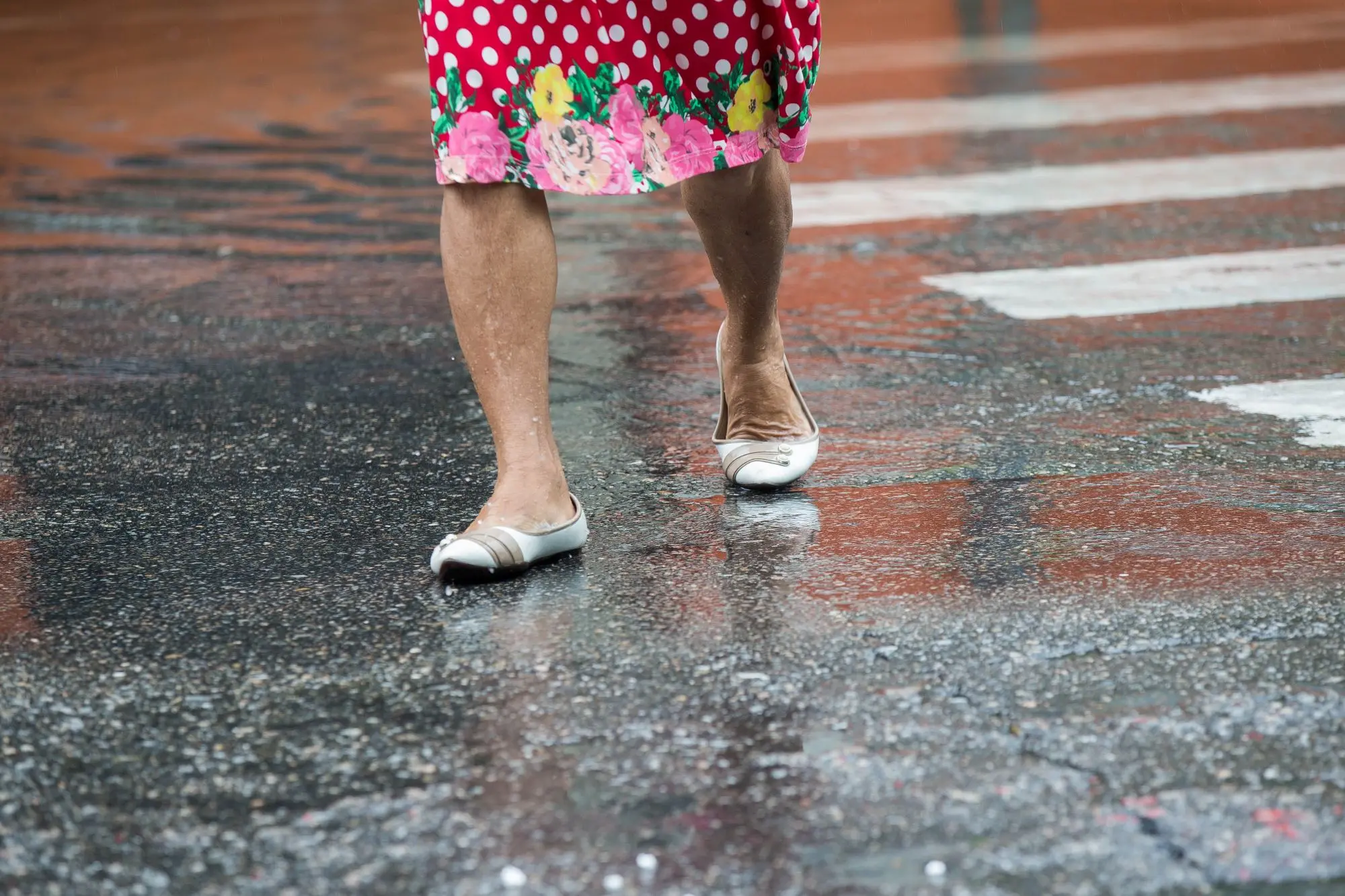 pessoa andando em local chuvoso.