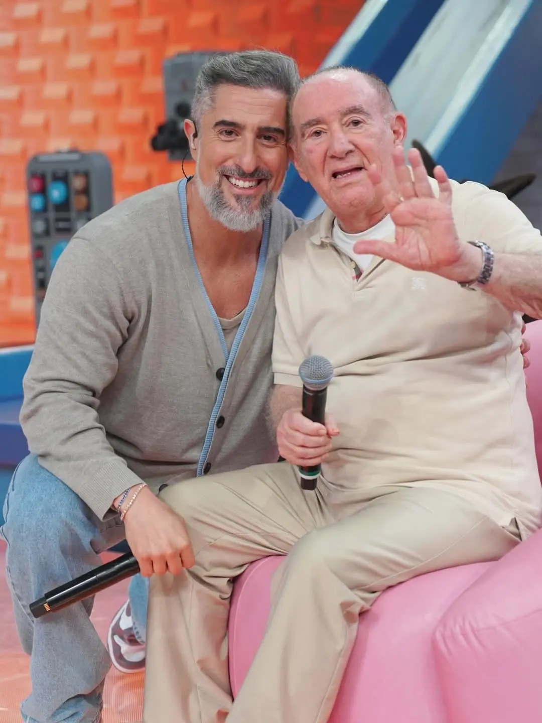 Imagem de Mion com Renato Aragão para programação deste sábado (11).