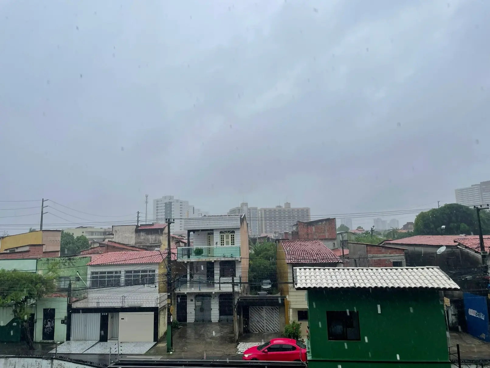 Céu nublado com gotas de chuva no bairro residencial Monte Castelo, em Fortaleza.