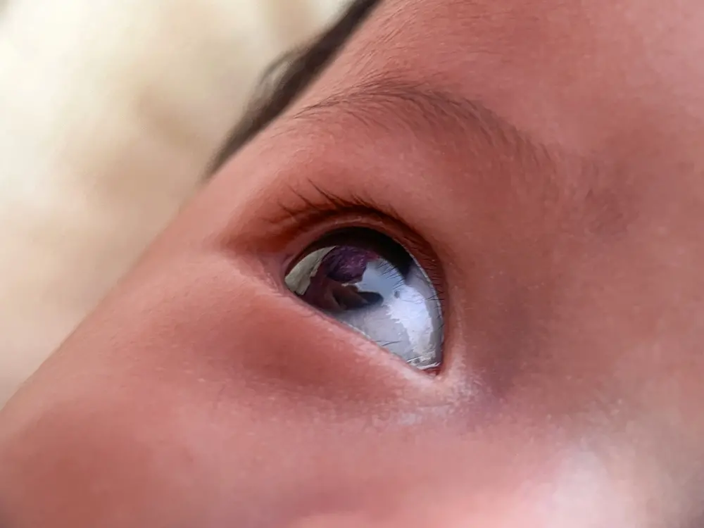 Foco em olhinho de bebê recém-nascido.