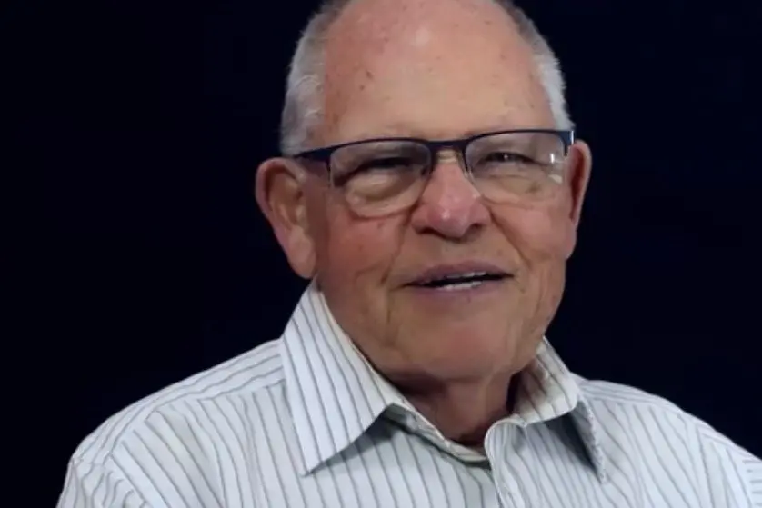 Silvio Matos era um homem idoso, branco e calvo. Na foto, ele está sorrindo e usa óculos de grau.