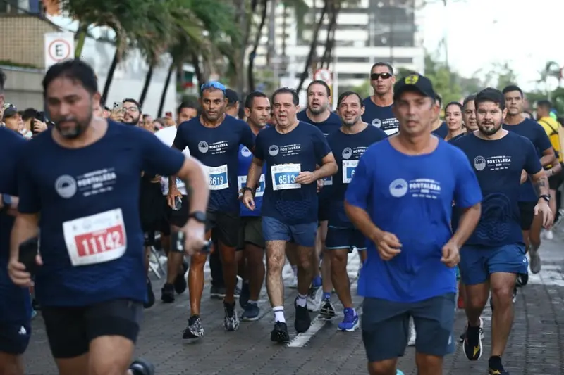 O prefeito Evandro Leitão (PT) foi um dos participantes da Maratona de Fortaleza