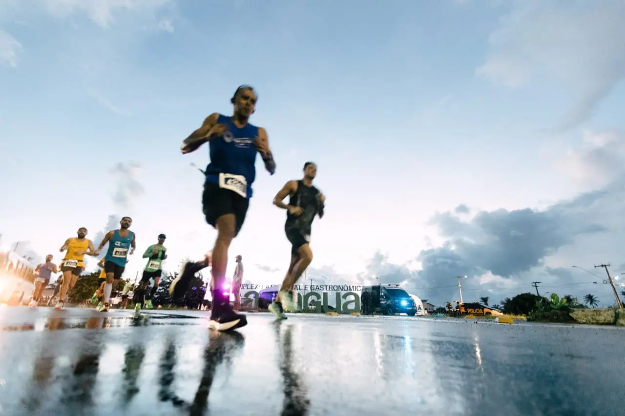A largada da prova de 42 km da Maratona de Fortaleza ocorreu às 4h
