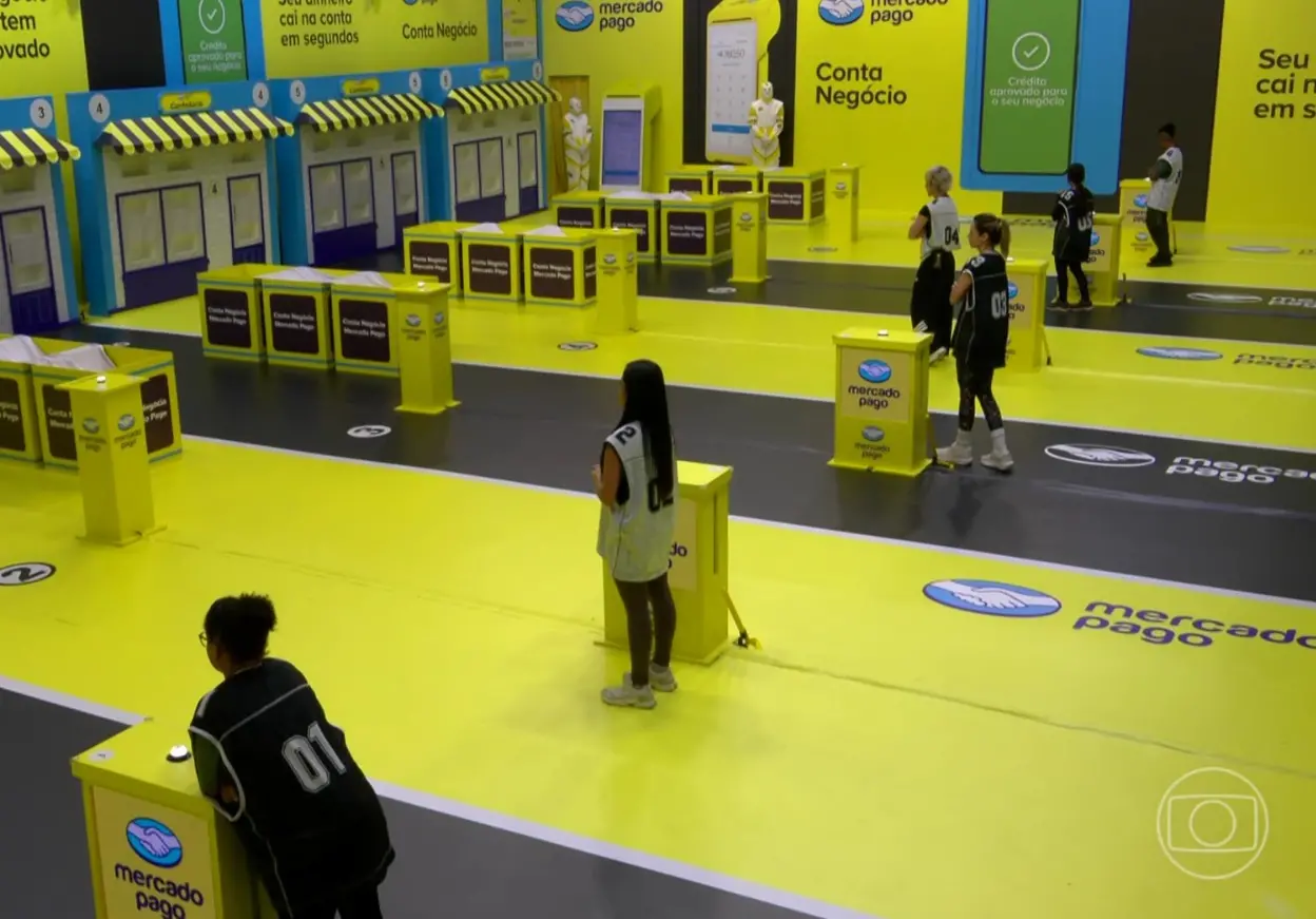 Participantes do BBB 26 durante a Prova do Líder deste domingo (12).