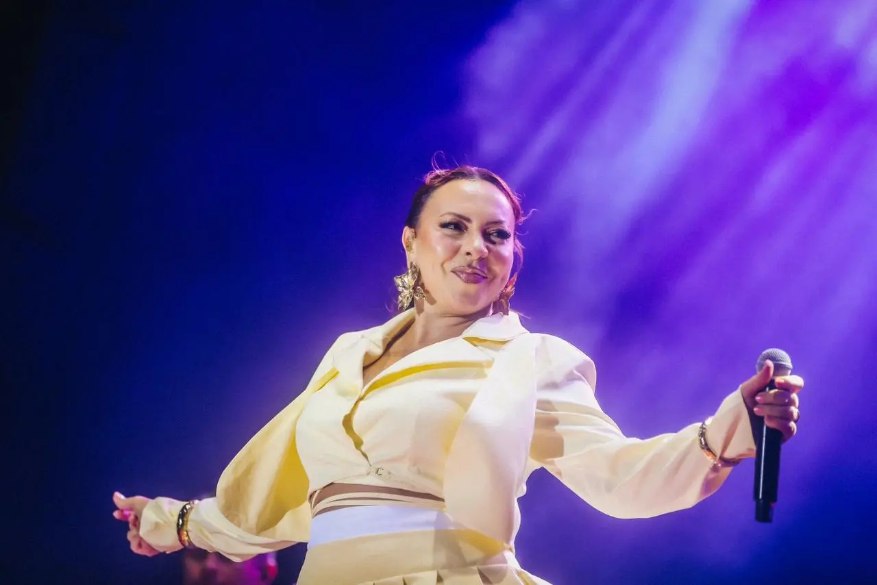 Cantora se apresentando no aniversário de 300 anos de Fortaleza.