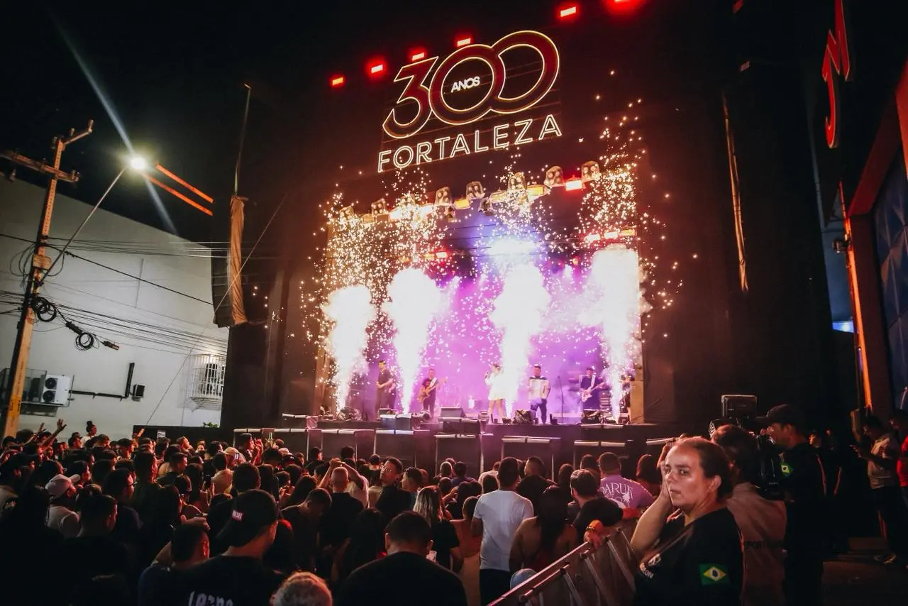 Imagem do palco em comemoração ao aniversário de 300 anos de fortaleza.