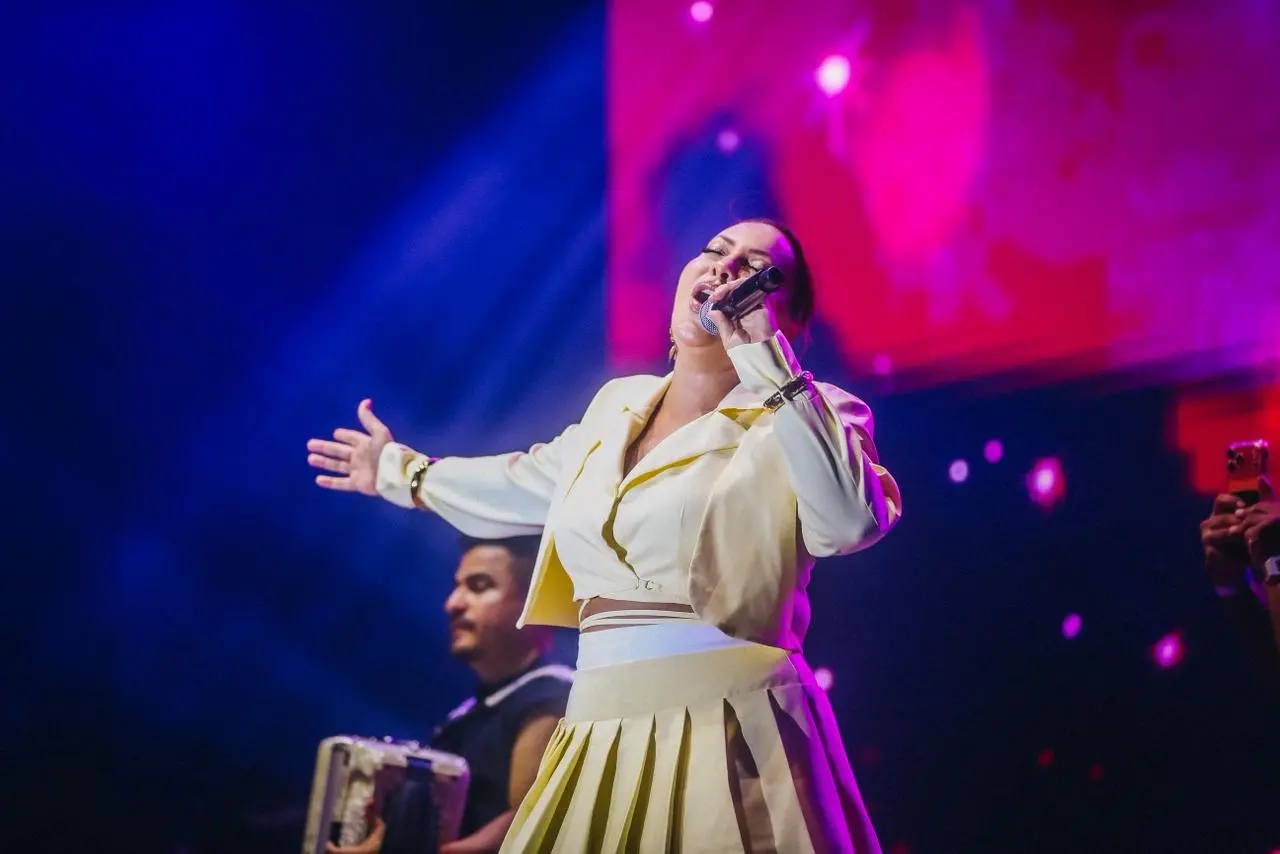 Imagem da cantora Laninha Show, que se apresentou no aniversário de 300 anos de Fortaleza.