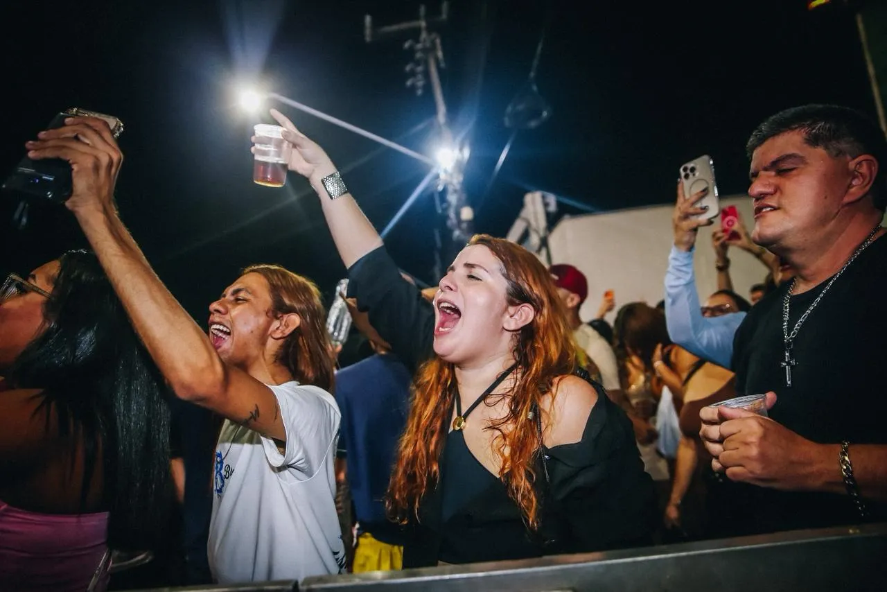 As músicas foram acompanhadas com animação e energia pelo público.