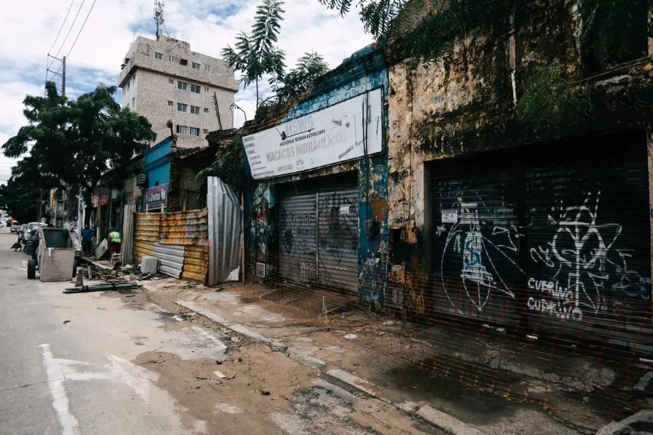Imóveis na rua Castro e Silva, no Centro de Fortaleza.
