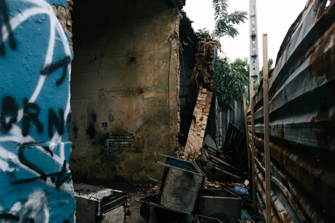 Muro destruído em imóvel no Centro de Fortaleza.