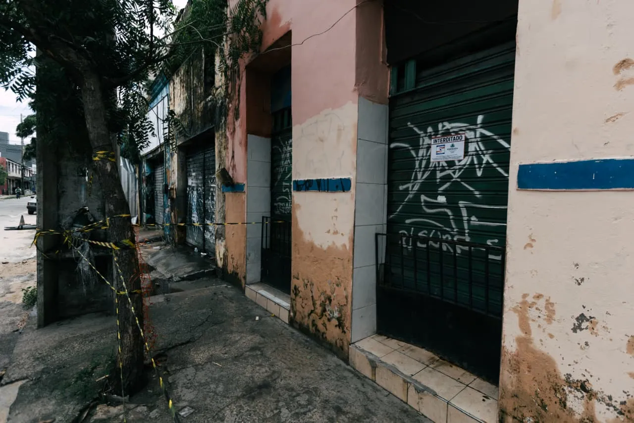 O desabamento provocou a interdição de 11 imóveis na rua.