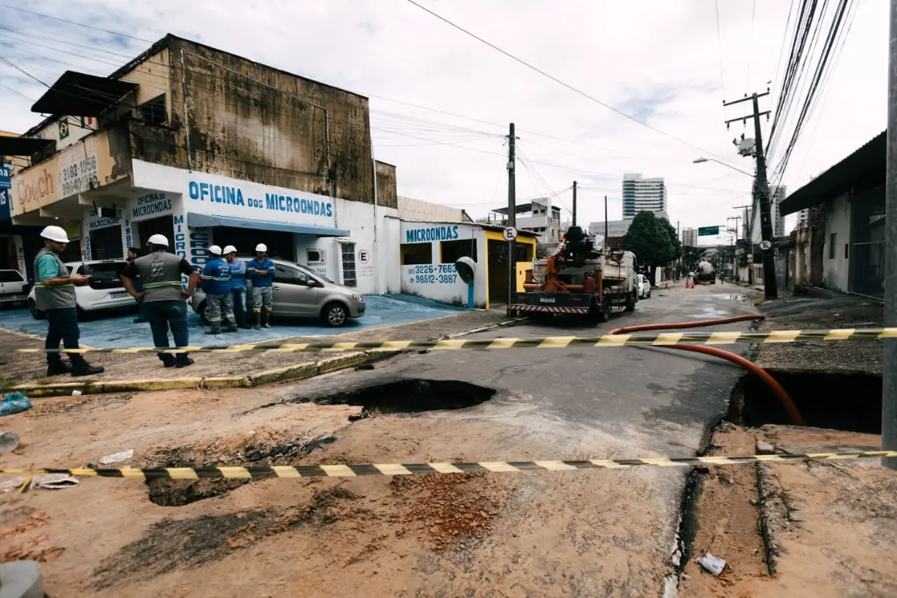 Foto de trabalhadores realizando reparo em via do Joaquim Távora.
