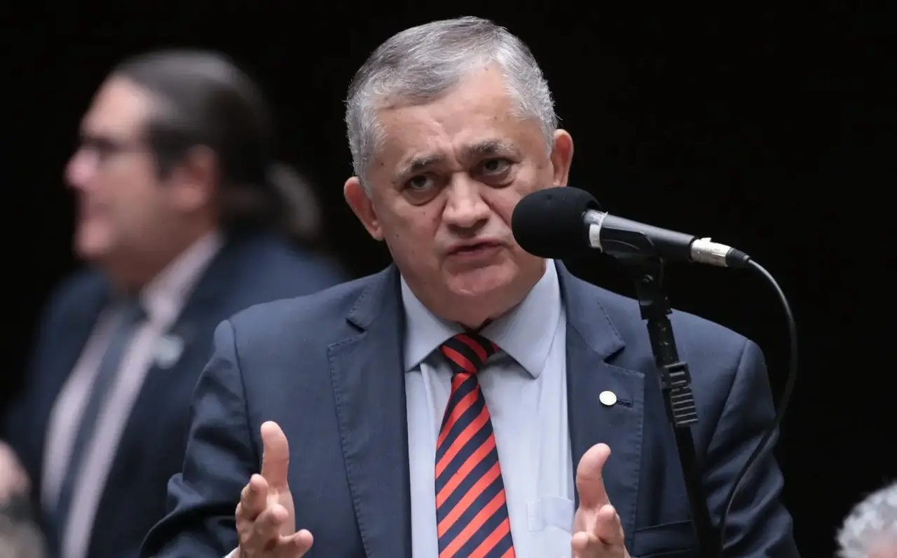 Deputado federal José Guimarães em pronunciamento na Câmara Federal.